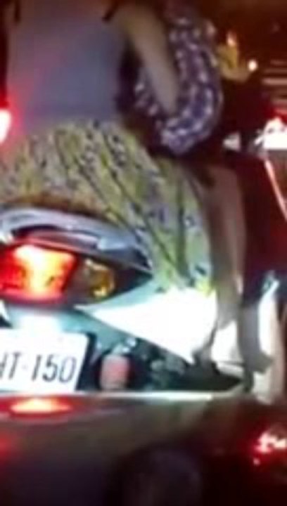 Đang chờ đèn đỏ, thanh niên tranh thủ -móc lốp- bạn gái