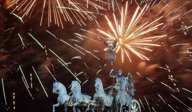 Beautiful Fireworks Explode Over Brandenburg Gate in Berlin!!