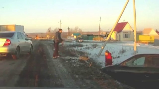 Amazing Russian Road Rage! Knife VS Crazy guy!