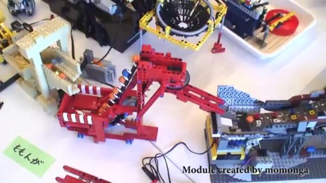 Une machine LEGO géante qui transporte des billes! Record du monde!