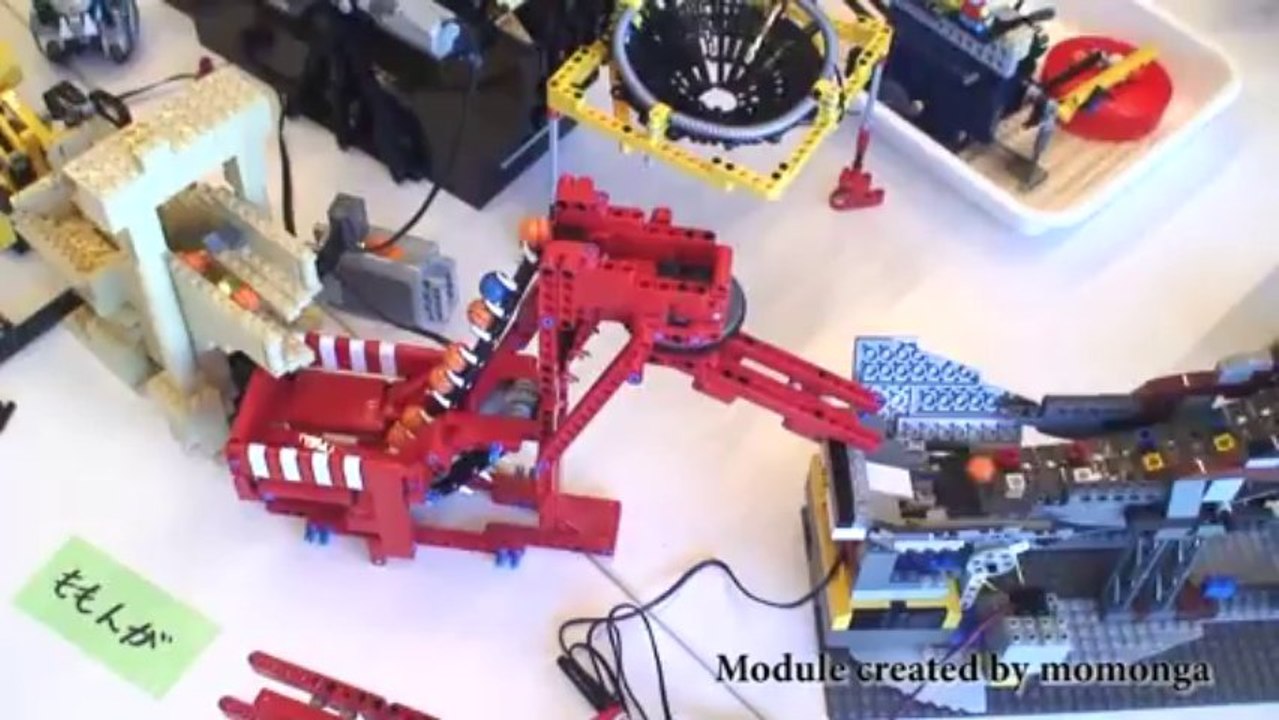 Une machine LEGO géante qui transporte des billes! Record du monde!