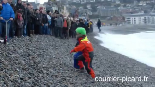 Premier bain de l'année à Mers-les-Bains