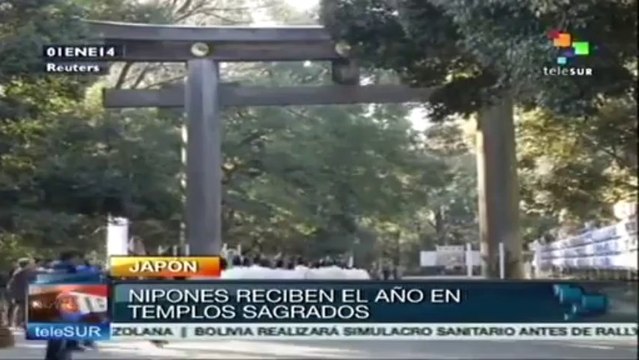 Japoneses acuden a templos sagrados para celebrar el año nuevo