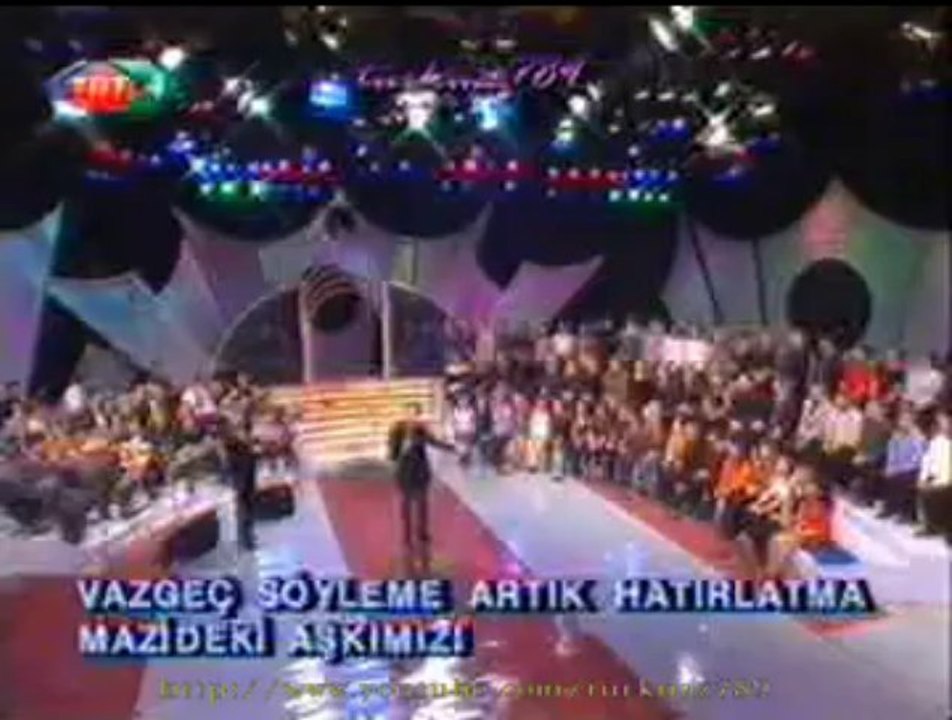 Bahadır ÖZÜŞEN-Rüzgâr Söylüyor Şimdi O Yerlerde Bizim Eski Şarkımızı