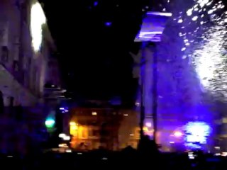 MP 2013 : la ''Place des anges'' ensevelie de millions de plumes