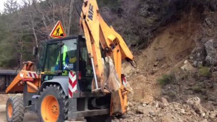 Alpes : un énorme rocher bloque la route Napoléon