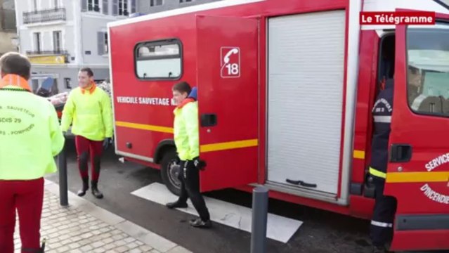 Quimperlé. Les pompiers l'aident à sortir de chez lui avec sa chienne