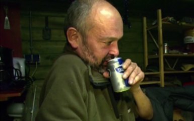 Des alcooliques payés en bières pour ramasser des ordures - ZAPPING ACTU DU 02/01/2014