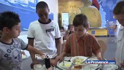 A la cantine ! (2-4) : ''Si t'aimes pas gaspiller; t'as qu'à manger !''
