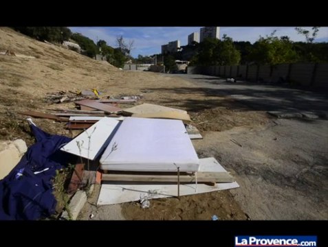 Marseille : des riverains expulsent les Roms et brûlent leur camp
