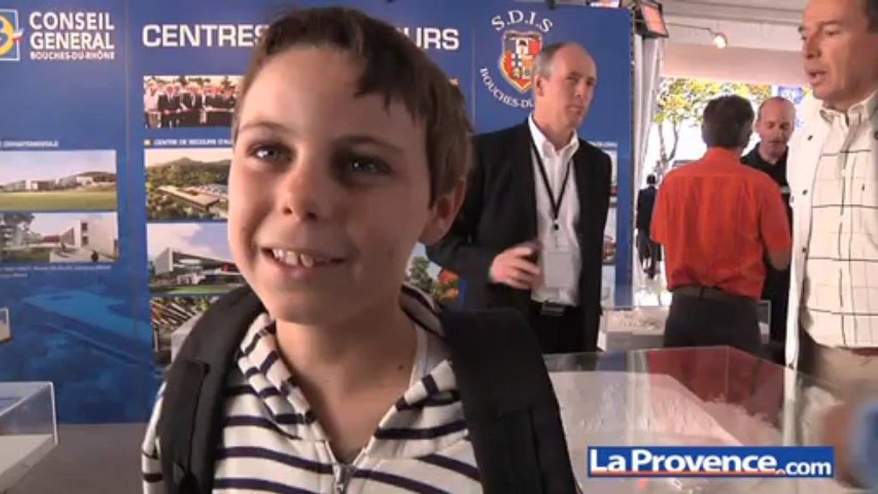 Foire : les enfants dans le costume des sapeurs-pompiers