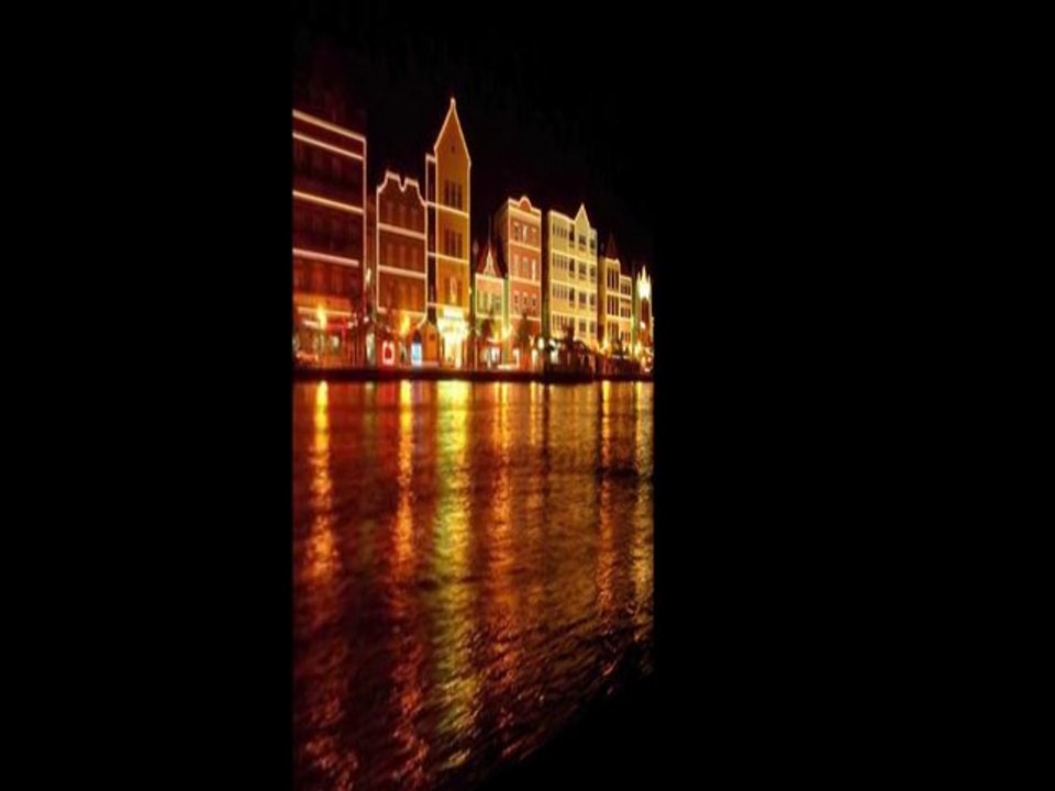 Curaçao (Papiaments: Kòrsou) is een eiland in de zuidelijke Caraïbische Zee, voor de kust van Venezuela. Met het onbewoonde Klein Curaçao is Curaçao een ...