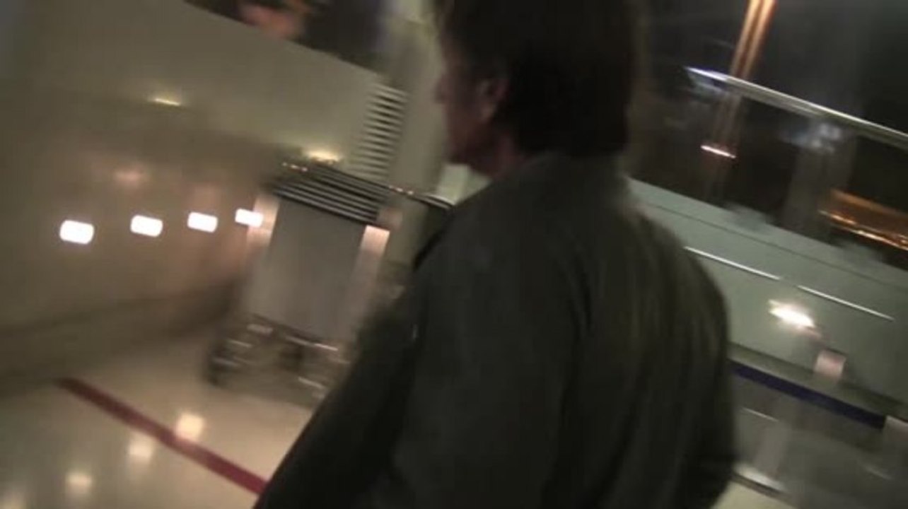 Charlize Theron and Sean Penn Get Off Same Flight From Hawaii