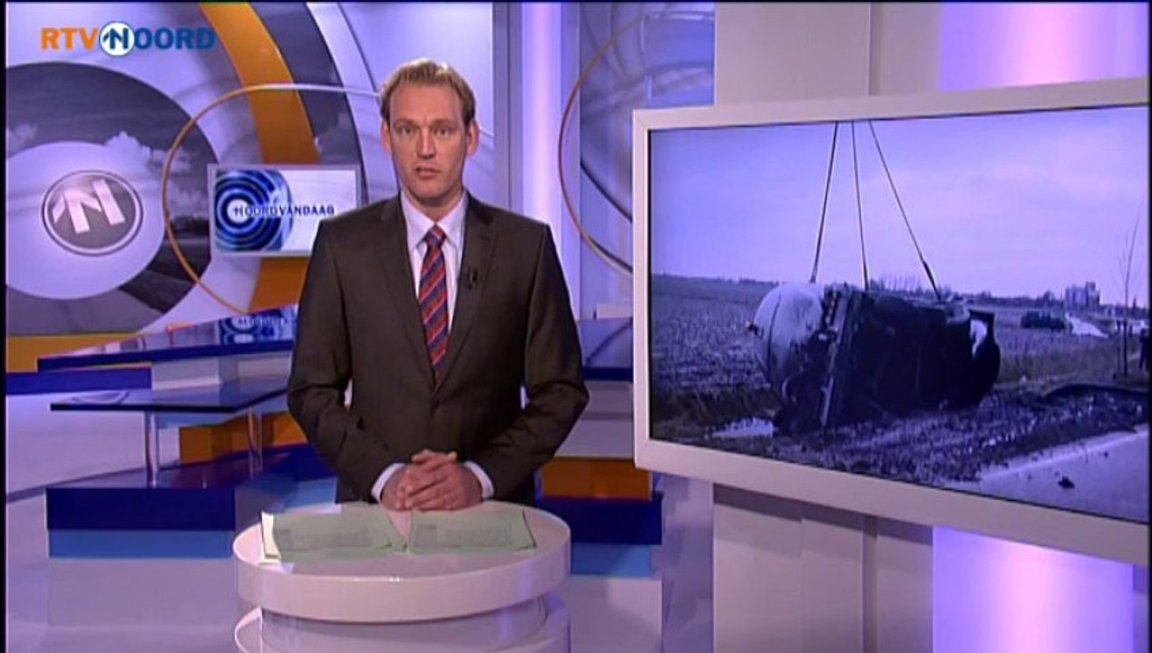 Vrachtwagen met giertank gekanteld - RTV Noord