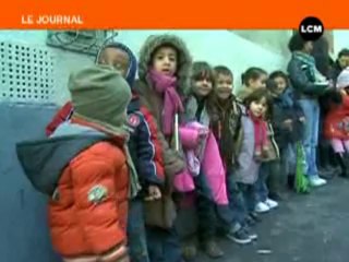 Les parents d'élèves de maternelle forment une chaîne humaine