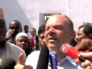 Crash de l'airbus : le consul face à la douleur des familles