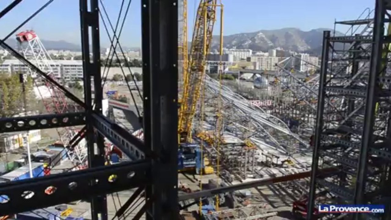 Chantier du stade Vélodrome : le toit des virages arrive