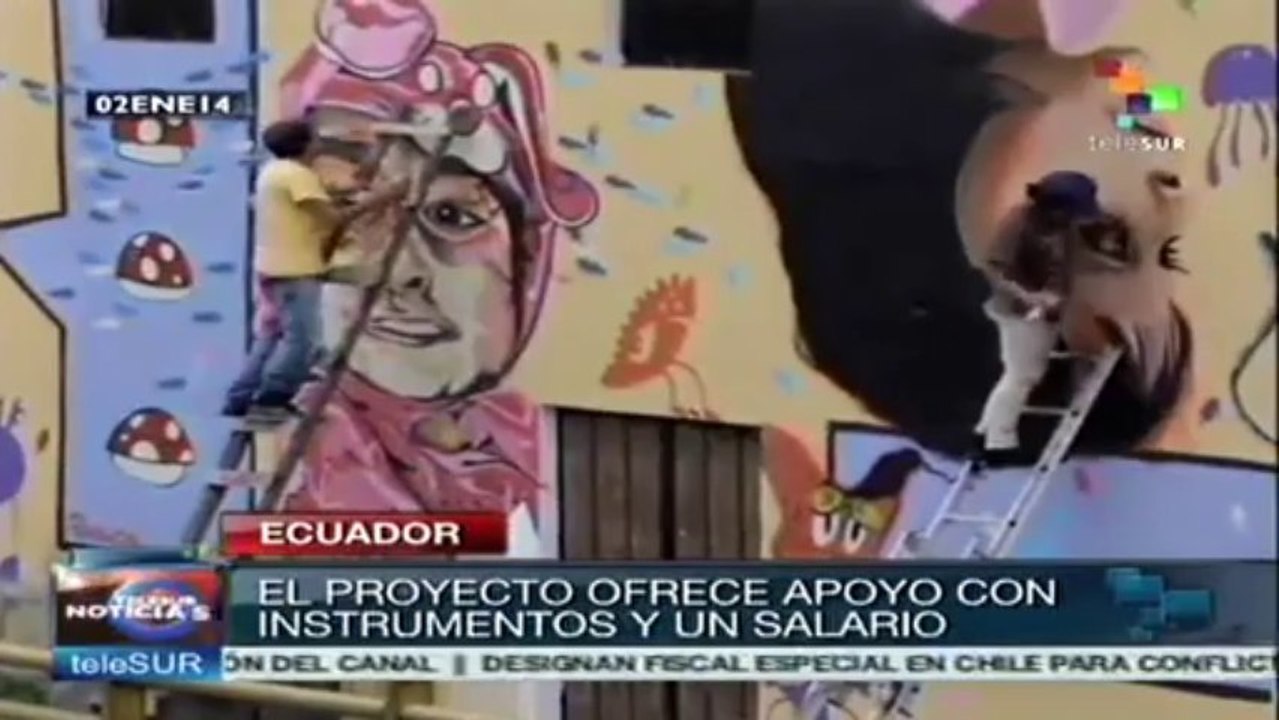 Artistas callejeros plasman sus graffitis en las calles de Quito