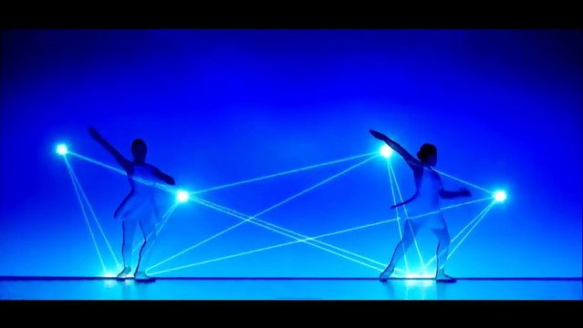 Chorégraphie magique avec lumières synchronisées sur les danseuses : enra pleiades