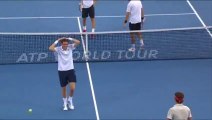 Smash de fou du Tennisman Roger FEDERER - Brisbane International 2014