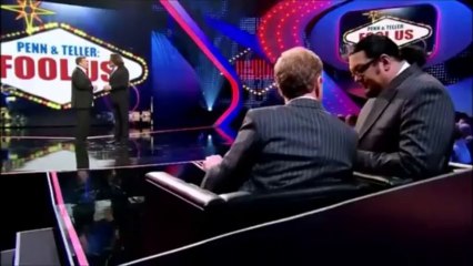 Un magicien et son tour de carte completement fou! A voir!