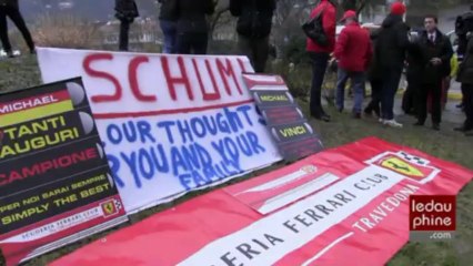Rassemblement de fans de Michael Schumacher  devant le CHU de Grenoble