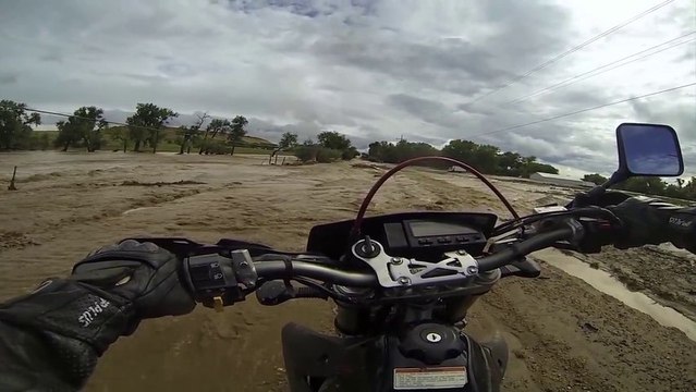 Moto contre inondation éclaire : le biker veut rouler et traverser l'inondation avec sa moto!