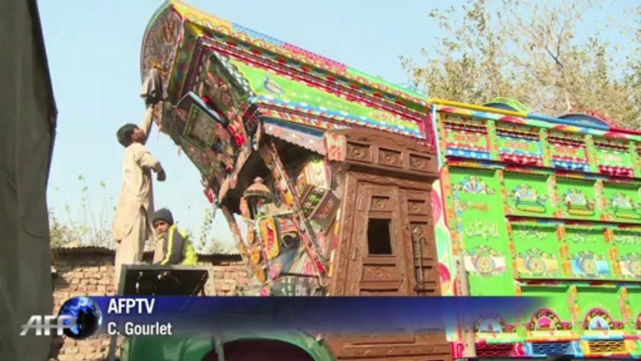 Farbenfrohe giganten rollen auf pakistans straßen