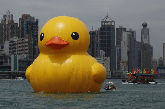 Le canard géant Rubber Duck explose à Taïwan - ZAPPING ACTU DU 03/01/2014