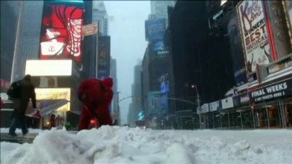 Etats-Unis : tempête de neige sur la côte est, New York au ralenti