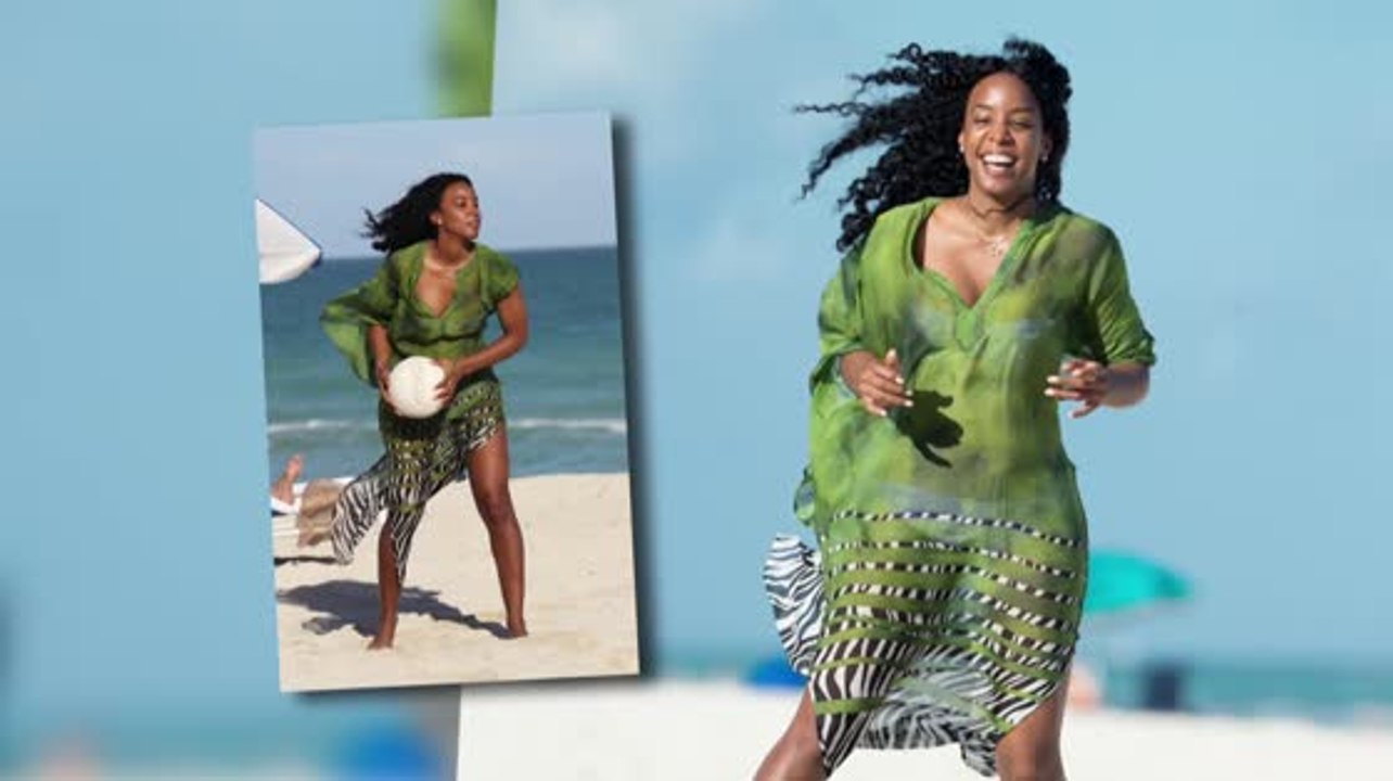 Kelly Rowland spielt am Strand Fußball