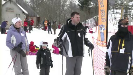 في جبال البيرينيه، يساعد متطوعون محطة تزلج على البقاء