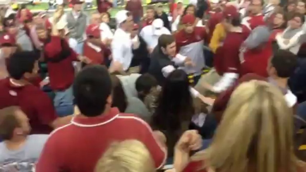 Baston de supporters de Football américain : un mère contre un étudiant! Alabama contre Oklahoma