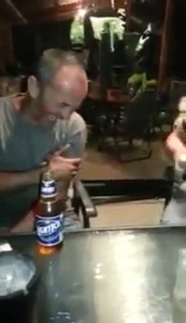 2 mecs bourrés jouent avec un taser