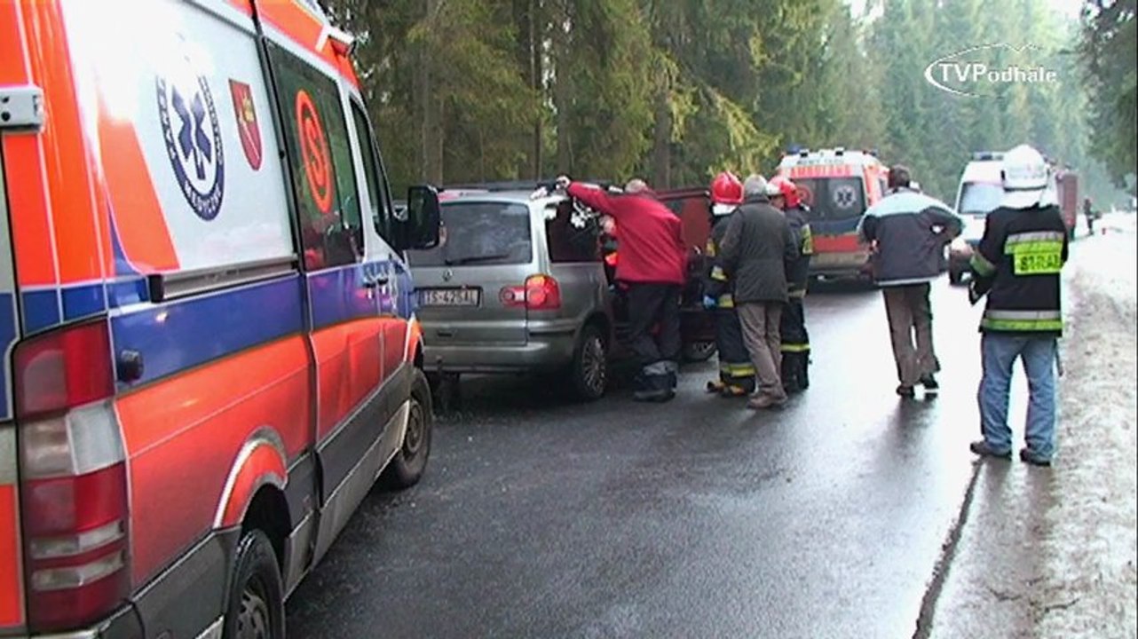 Bus uderzył w drzewo. 6 osób przewieziono do szpitala.