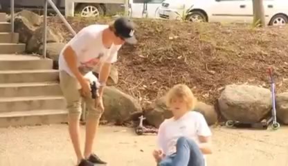 ◄► Chute douloureuse en trotinette (DUR)