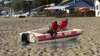 Катер на плажа