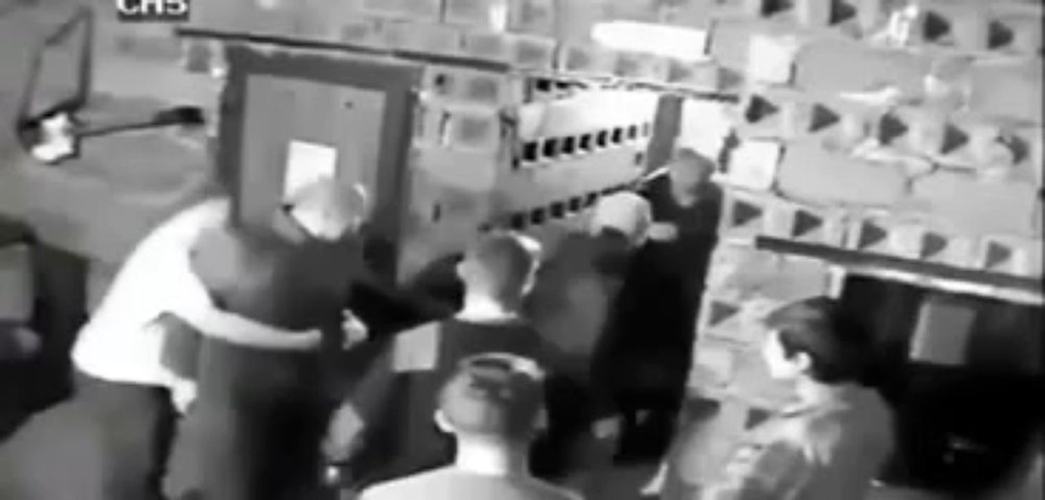 ◄► Altercation entre un videur et un jeune en boite de nuit (WTF)