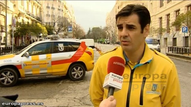 Herida grave al chocar su coche contra una farola