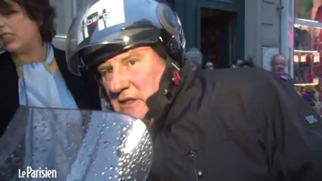 Gérard Depardieu triomphe au théâtre Antoine puis esquive ses fans