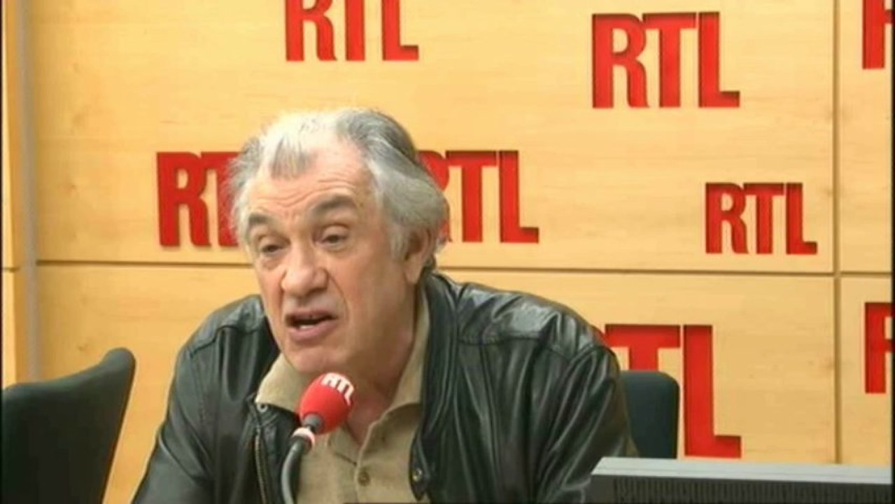 Serge July : "François Hollande est en plein remaniement"