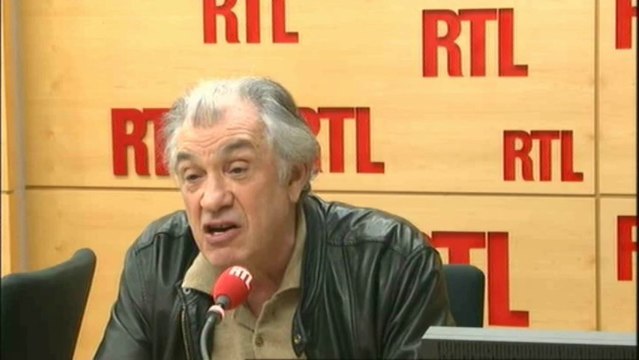 Serge July : François Hollande est en plein remaniement