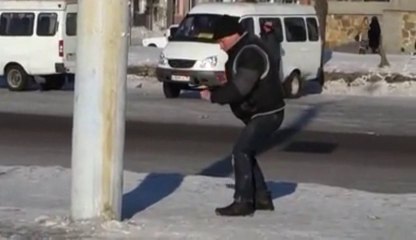 Gars Bourré qui se bat contre un poteau!