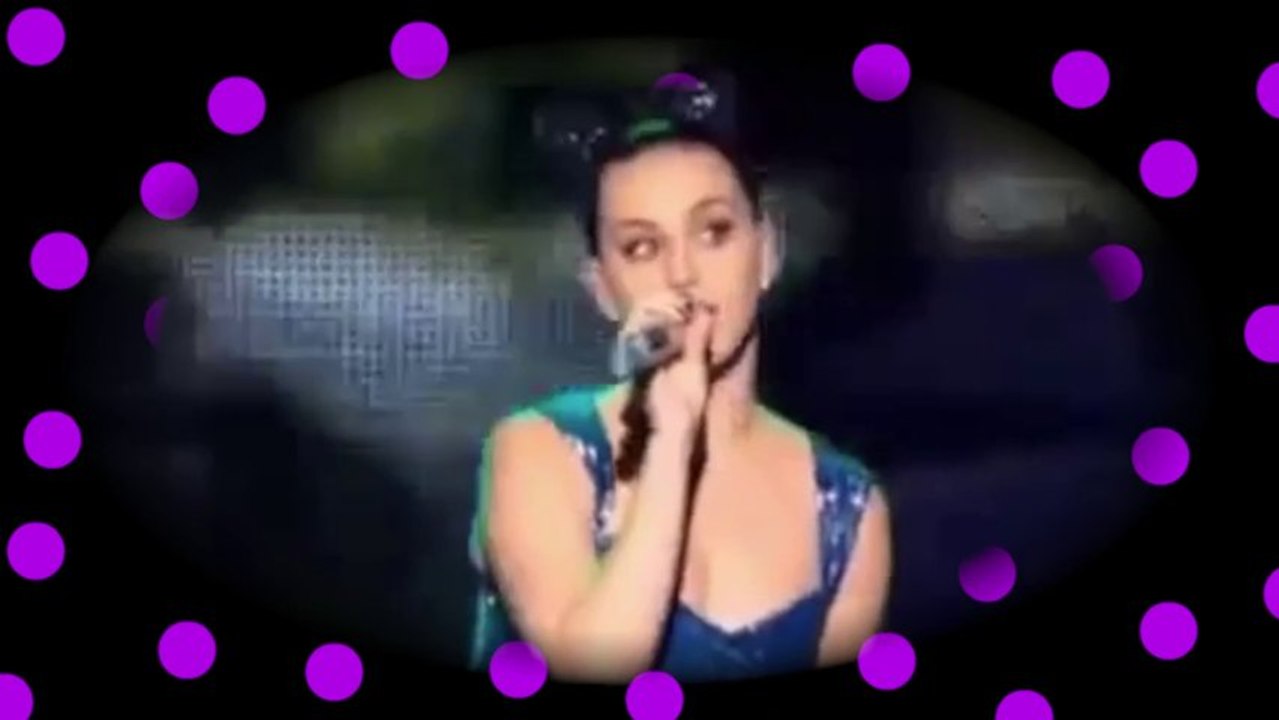 Katy Perry Suffers A Lip-Sync Fail On Stage!