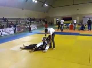 Download Video: Self Knock-out during jiujitsu fight! Awesome...