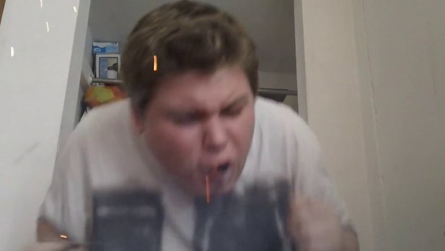 Allumer des pétards dans sa bouche - taré d'ado débile!