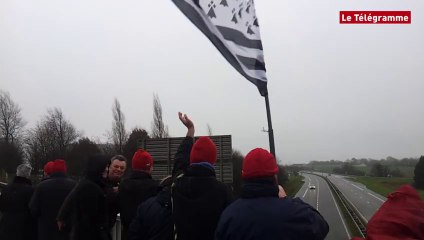 Quimper. Une vingtaine de Bonnets rouges sur le pont