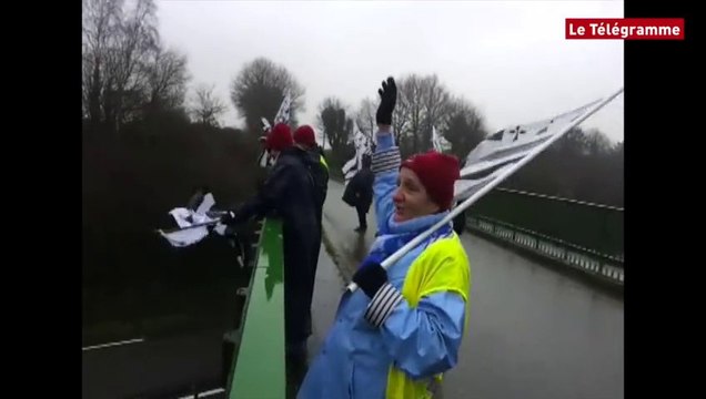 Elven (56). Une trentaine de Bonnets rouges sur le pont