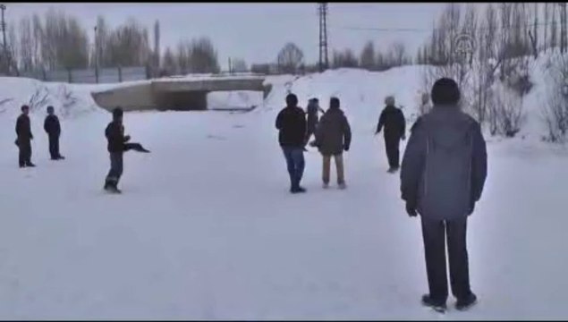 Buz tutan derede futbol keyfi