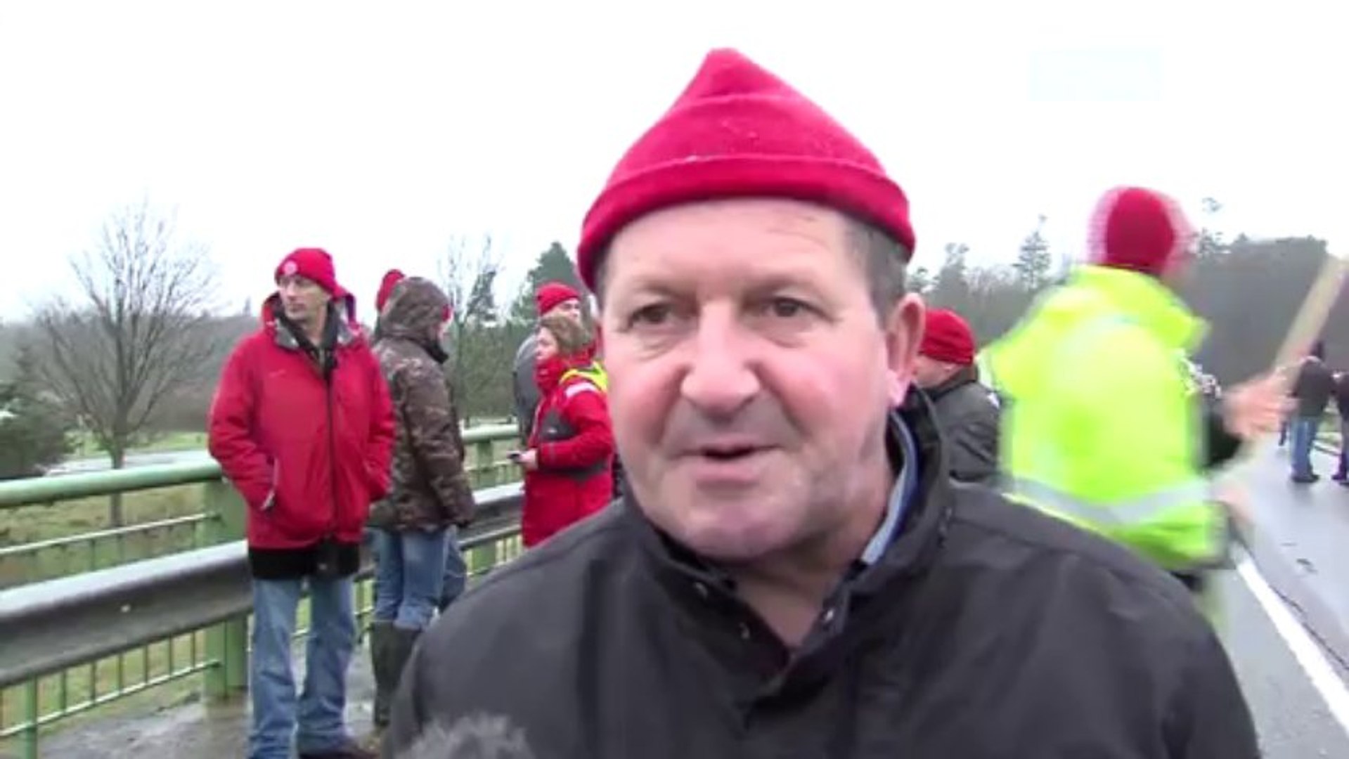 Ecotaxe. Des Bonnets rouges sur les ponts bretons - Vidéo Dailymotion